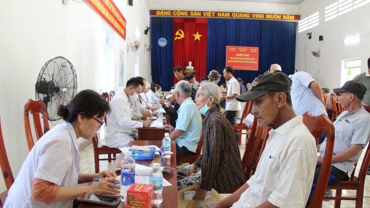 Lữ đoàn 162 phối hợp tư vấn, khám sức khỏe và cấp phát thuốc miễn phí cho bà con nhân dân