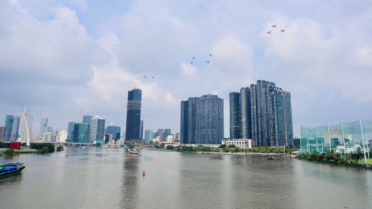 Thời sự 12h 18/4/2025: Lần đầu tiên trực thăng bay kéo thả cờ trên bầu trời TP HCM
