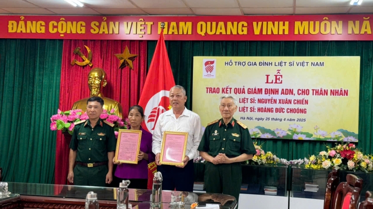 Trao kết quả giám định ADN cho thân nhân 2 liệt sĩ 
