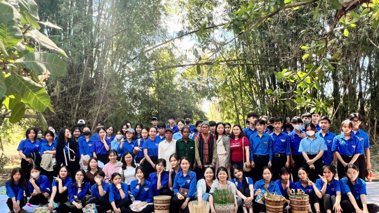 Thanh niên Jarai học theo lời Bác, đưa buôn làng phát triển