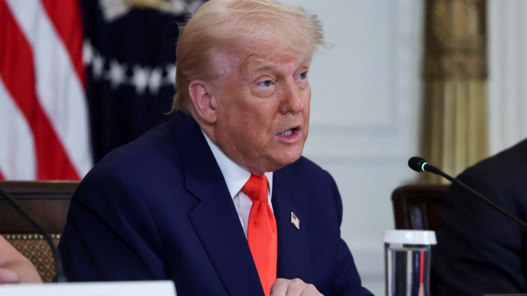 Tổng thống Trump đe dọa thẳng tay áp thuế 50% đối với châu Âu và 25% đối với Apple