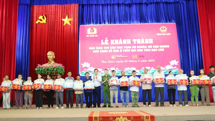 Bộ Công an bàn giao 700 căn nhà tặng hộ nghèo, hộ cận nghèo  tại Bạc Liêu
