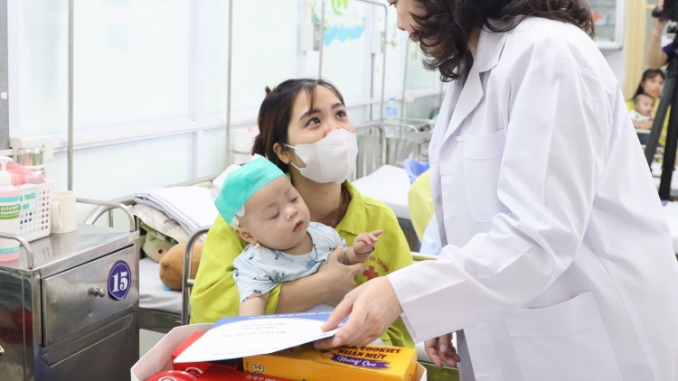 Phó Chủ tịch nước Võ Thị Ánh Xuân thăm, tặng quà bệnh nhi tại Bệnh viện Phổi Trung ương