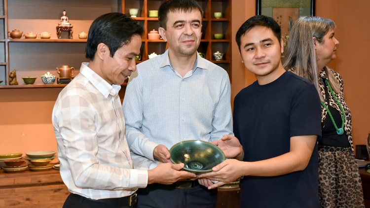Nghệ nhân trẻ mang làn gió mới cho gốm sứ Bát Tràng