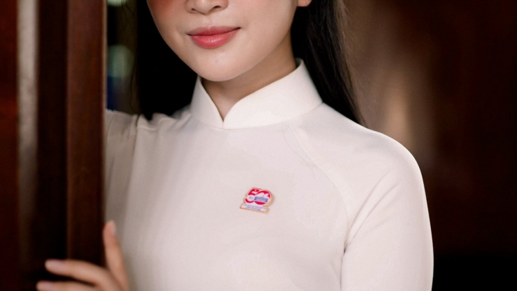 Nguyễn Duyên Quỳnh người đầu tiên thể hiện ca khúc “Viết tiếp câu chuyện hòa bình” .
