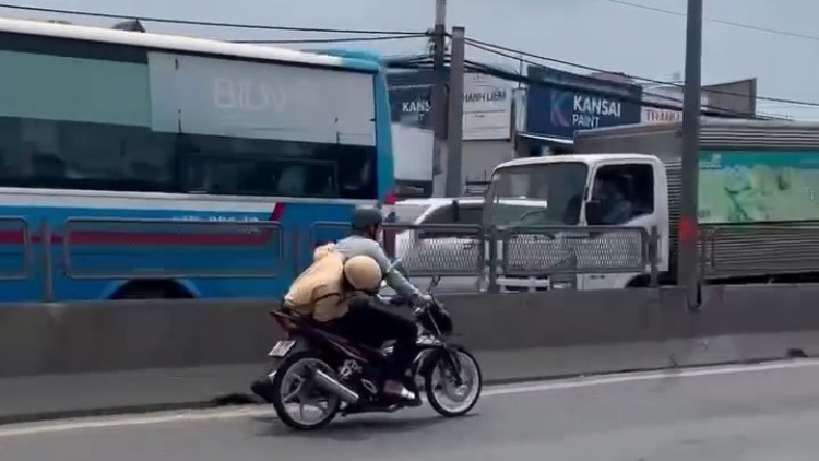 Xác minh clip CSGT bám trên xe máy nghi vi phạm đang lao nhanh trên Quốc lộ 1