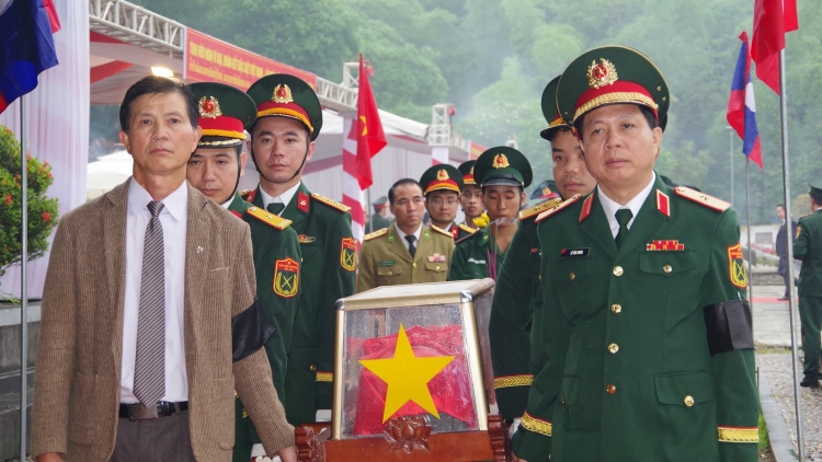 Truy điệu, an táng 21 hài cốt liệt sĩ Việt Nam hy sinh tại Lào