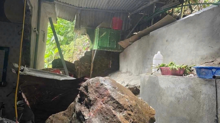 Mưa kéo dài, đá to từ trên núi lăn xuống nhà dân ở Yên Bái