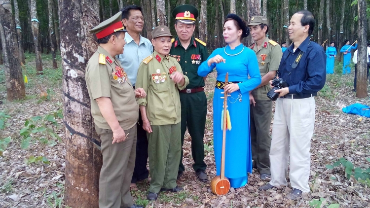 Vượt Trường Sơn cùng nhật ký thơ tiếng Tày “Lên đường đánh giặc”