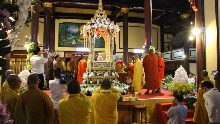Hàng ngàn người chiêm bái xá lợi Phật tại Đà Nẵng