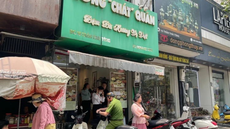 Đoàn kiểm tra liên ngành thành phố Hà Nội kiểm tra đột xuất quán lòng xe điếu.