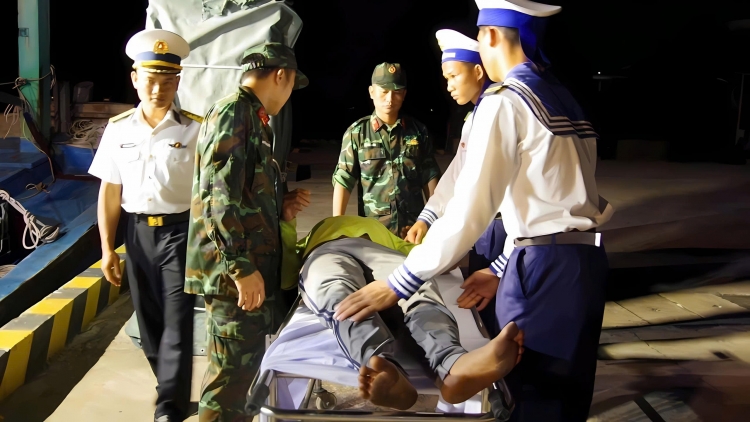 Đảo Trường Sa cấp cứu thành công ngư dân trong đêm