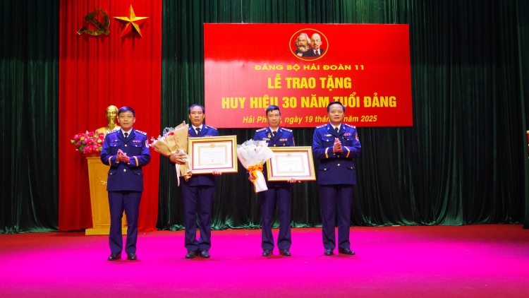Hải đoàn 11 trao huy hiệu 30 năm tuổi đảng cho các đảng viên