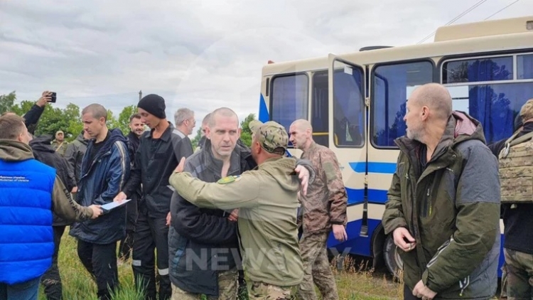 Tù nhân dân sự Nga được Ukraine trả tự do được chào đón xúc động tại Kursk