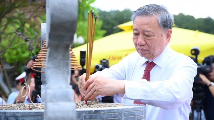 Tổng Bí thư Tô Lâm thăm tặng quà cho các gia đình chính sách, người có công ở Nghệ An