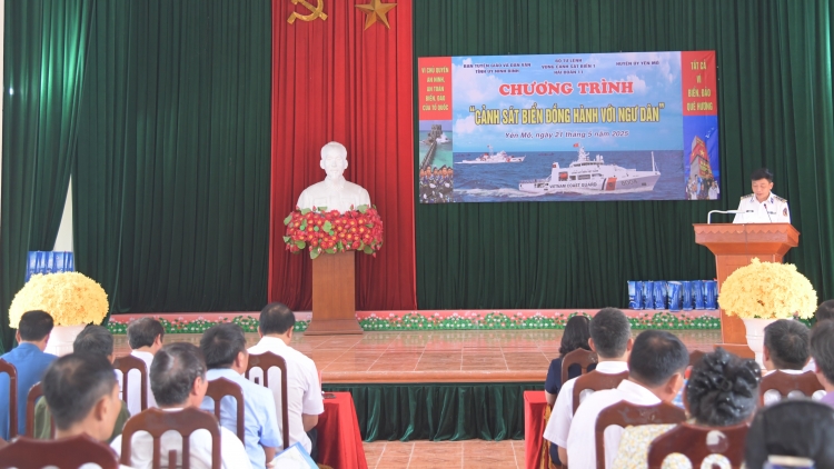 Hải đoàn 11 đồng hành với ngư dân huyện Yên Mô, tỉnh Ninh Bình
