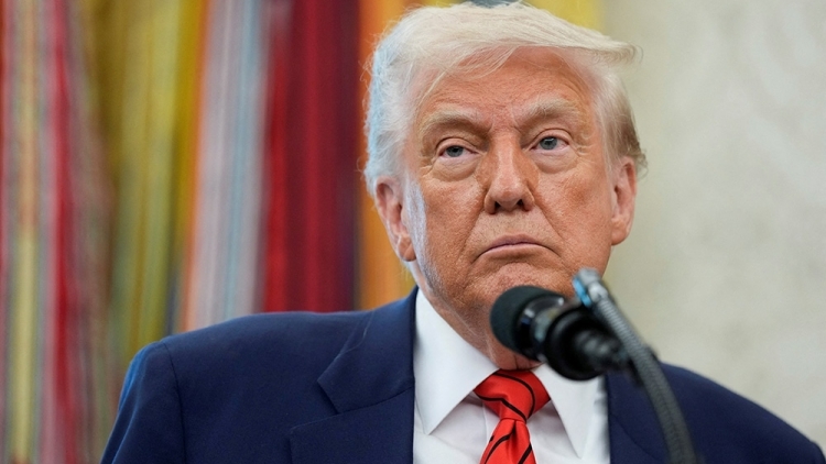 Tổng thống Trump gây sức ép lên các công ty sản xuất điện thoại thông minh