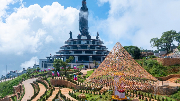 Núi Bà Đen cung nghinh Xá lợi Đức Phật từ Ấn Độ trong Đại lễ Vesak 2025