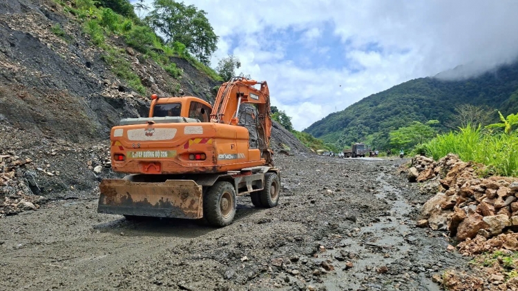 Thông tuyến Quốc lộ 12 trên địa bàn tỉnh Điện Biên sau sạt lở
