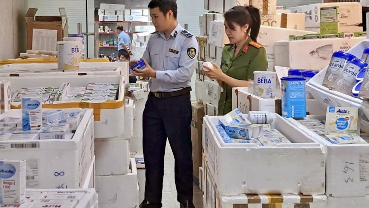 Hà Nội: Phát hiện kho hàng lậu nằm ngay giữa trung tâm thành phố