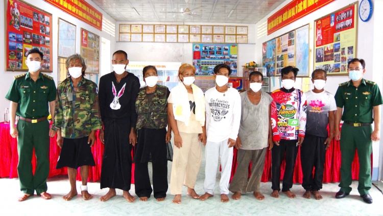 Biên phòng Cà Mau hỗ trợ, cứu vớt 8 người nước ngoài trên biển