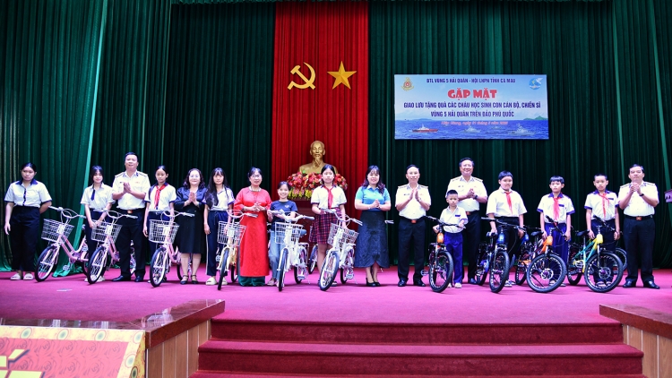 Hội Liên hiệp phụ nữ tỉnh Cà Mau mang yêu thương đến đảo xa