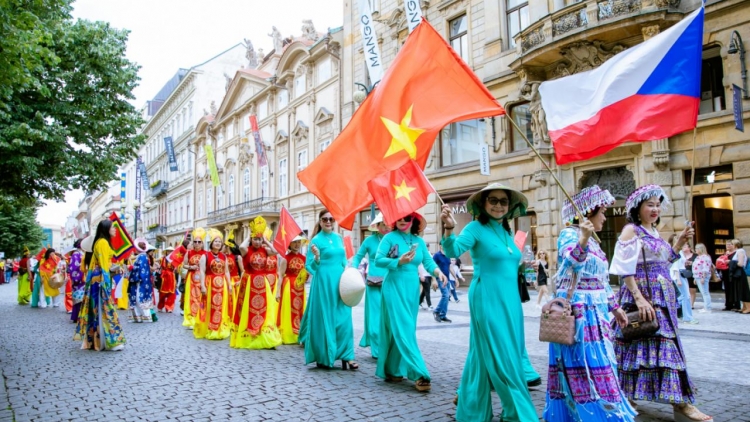 Rực rỡ sắc màu Việt trong Ngày Văn hóa các Dân tộc Thiểu số tại Praha