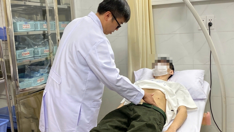 Chơi game thâu đêm, nam sinh 19 tuổi nguy kịch vì loét dạ dày biến chứng