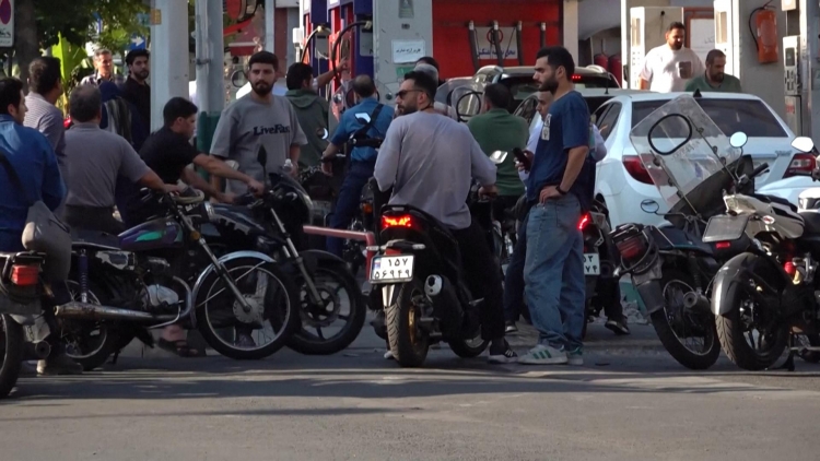 Tehran: Người dân xếp hàng mua xăng giữa bất ổn leo thang