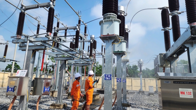 Nắng nóng đỉnh điểm, EVNNPC kêu gọi khách hàng tiết kiệm điện
