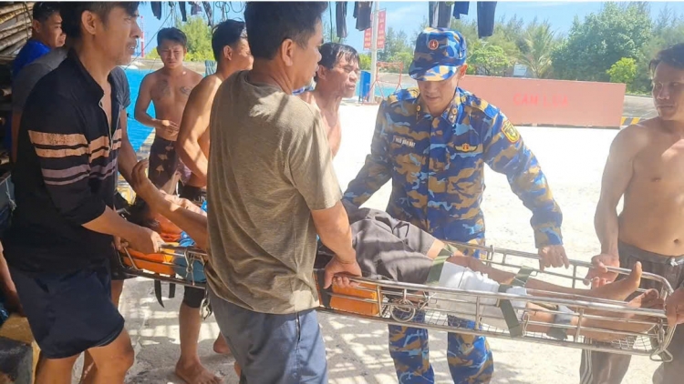 Đảo Sinh Tồn kịp thời cấp cứu ngư dân bị vỡ xương bánh chè
