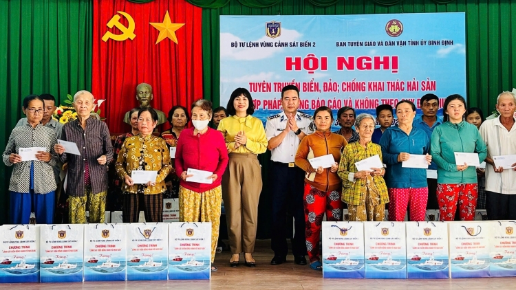 Vùng Cảnh sát biển 2 đồng hành với ngư dân xã đảo Nhơn Châu