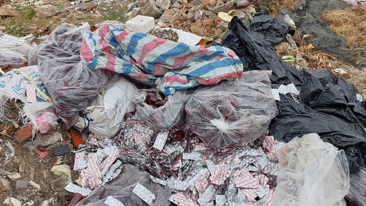 Đà Nẵng: Hàng trăm vỉ thuốc tân dược chưa sử dụng vứt ngoài đường