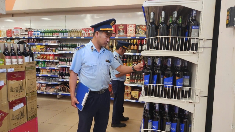 Thời sự 12h 17/6/2025:Hơn 3.000 vụ vi phạm trong tháng cao điểm chống buôn lậu, gian lận thương mại