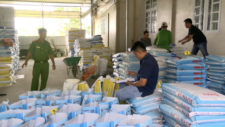 Bạc Liêu: Phát hiện hơn 37 tấn thức ăn tôm giả