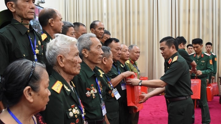 Ngày 10/6, tại Hà Nội, Bộ Quốc phòng tổ chức gặp mặt đoàn đại biểu người có công với cách mạng tỉnh 