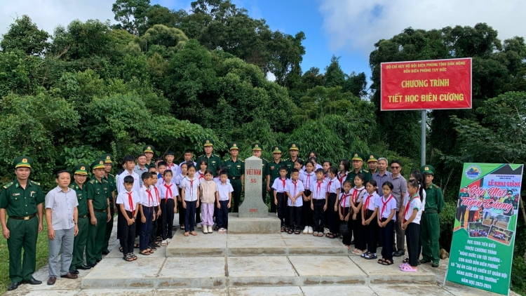 Những tiết học đặc biệt trên dải biên cương Tổ quốc