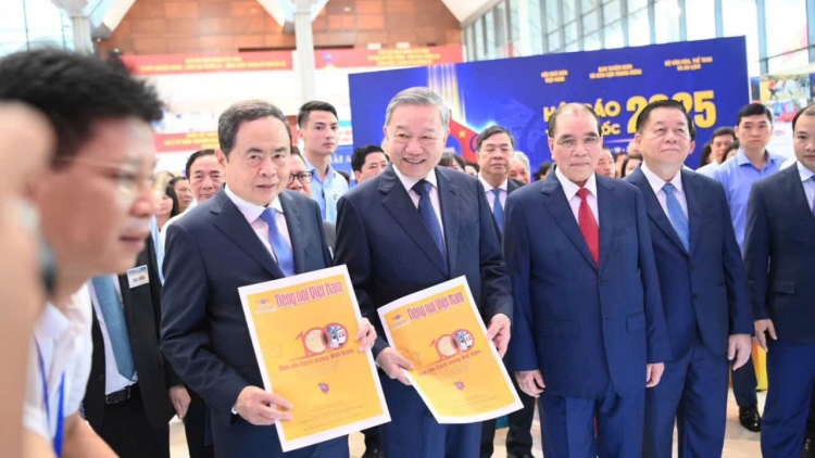 Tổng Bí thư tham quan Hội Báo toàn quốc và dự lễ kỷ niệm 100 năm Ngày Báo chí Cách mạng Việt  Nam