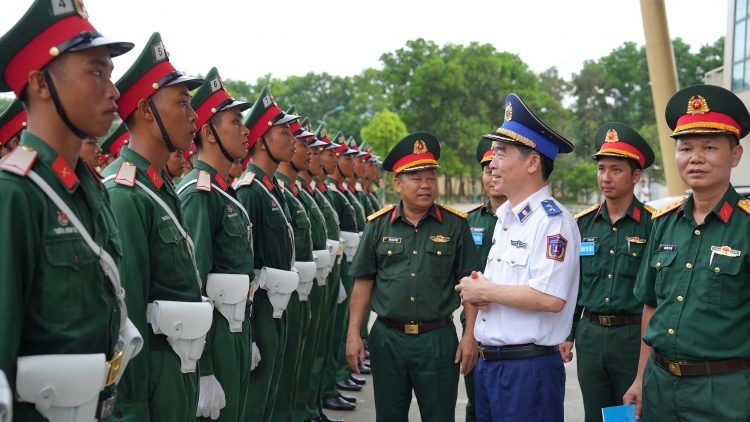 Trung tướng Bùi Quốc Oai thăm, kiểm tra lực lượng đại diện Cảnh sát biển Việt Nam tham gia diễu binh