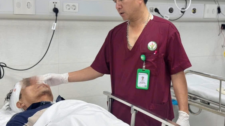 Cấp cứu kịp thời nạn nhân đa chấn thương vụ tai nạn giao thông tại phố Khâm Thiên