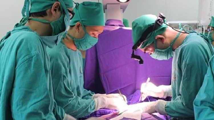 Bị bỏng điện nặng, bé gái dân tộc suýt bị tháo bỏ ngón tay