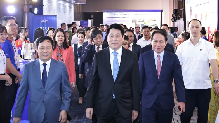 Thời sự 12h 16/7/2025: Chủ tịch nước dự khai mạc Kỳ họp thứ 3 Hội đồng Tư vấn Kinh doanh APEC
