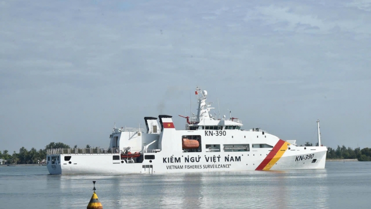 Tàu CSB 8002, tàu 390 lên đường thực hiện nhiệm vụ diễu binh, diễu hành trên biển