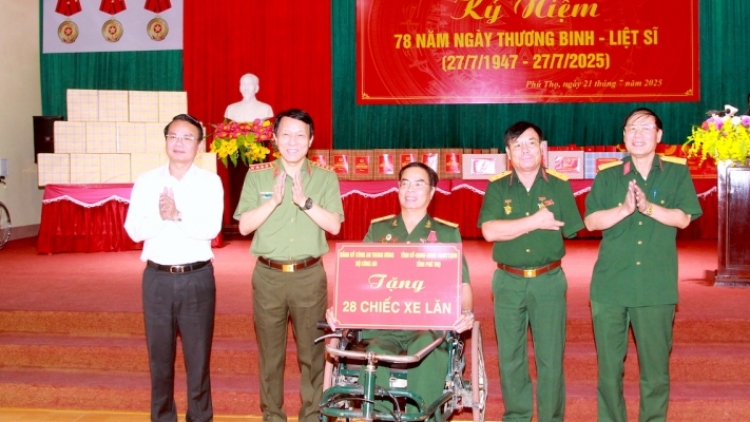Bộ trưởng Bộ Công an Lương Tam Quang thăm Trung tâm điều dưỡng người có công tỉnh Phú Thọ