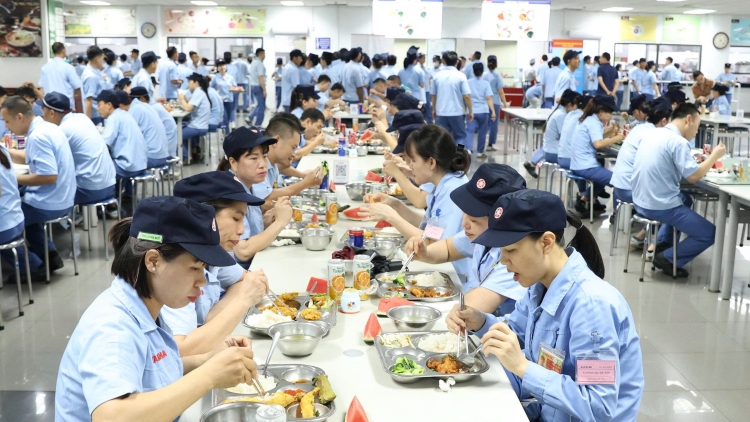 Hơn 4.000 công nhân đầm ấm bên "Bữa cơm Công đoàn"