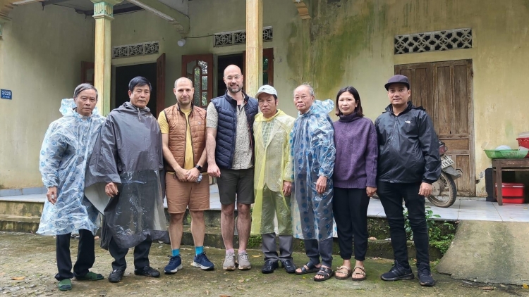 Hành trình kỳ diệu tìm về mộ ông ngoại tại Khe Sanh của một người cháu đến từ nước Pháp