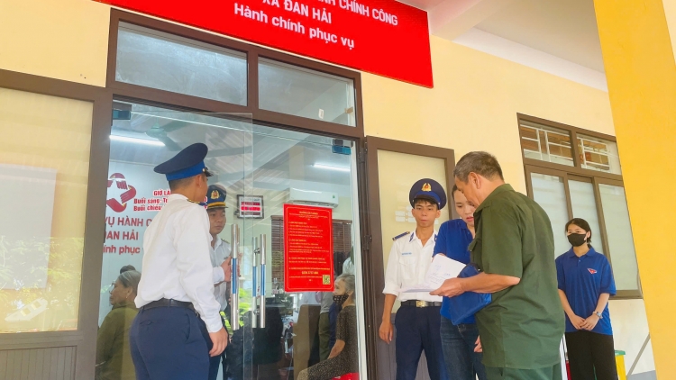 Tuổi trẻ Hải đội 102 tích cực hỗ trợ người dân địa phương tiếp cận dịch vụ công trực tuyến