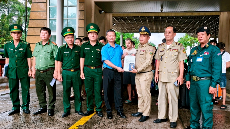 Bộ đội Biên phòng Tây Ninh tiếp nhận 45 công dân từ Campuchia 