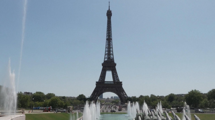 Nắng nóng kỷ lục, tầng cao nhất tháp Eiffel đóng cửa