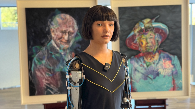 Robot nghệ sĩ AI ‘Ai-Da’ ra mắt chân dung Vua Charles III 